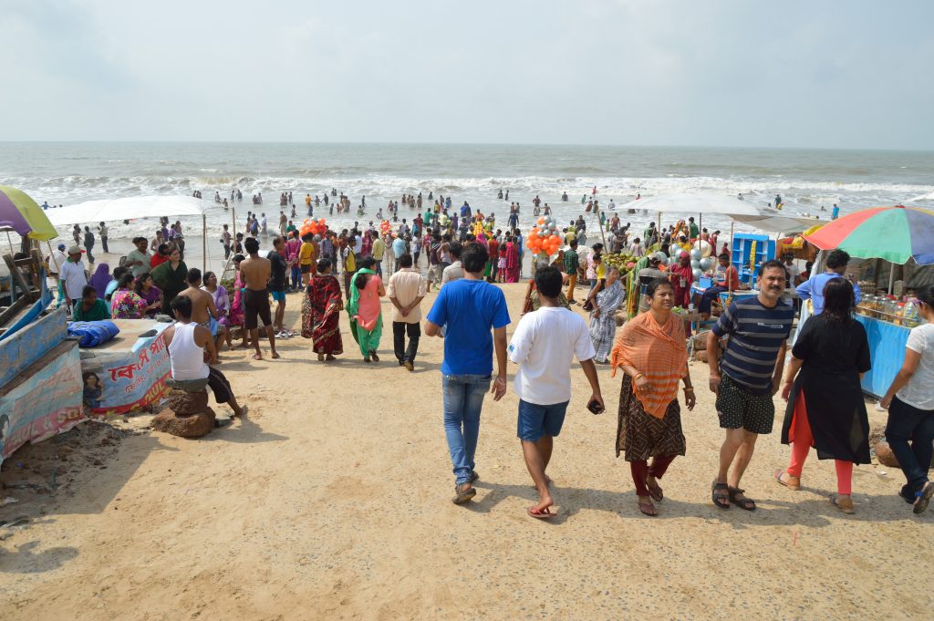 Crowds enjoying the beach at Digha, West Bengal